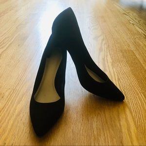 5/$25 Old navy black point toe heels